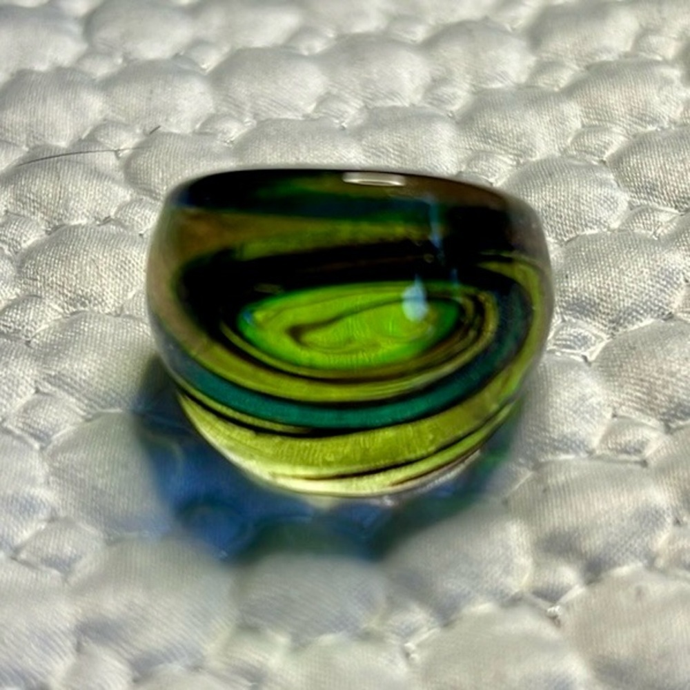 Murano Style Green Swirl glass ring. Size 7. - Picture 2 of 8